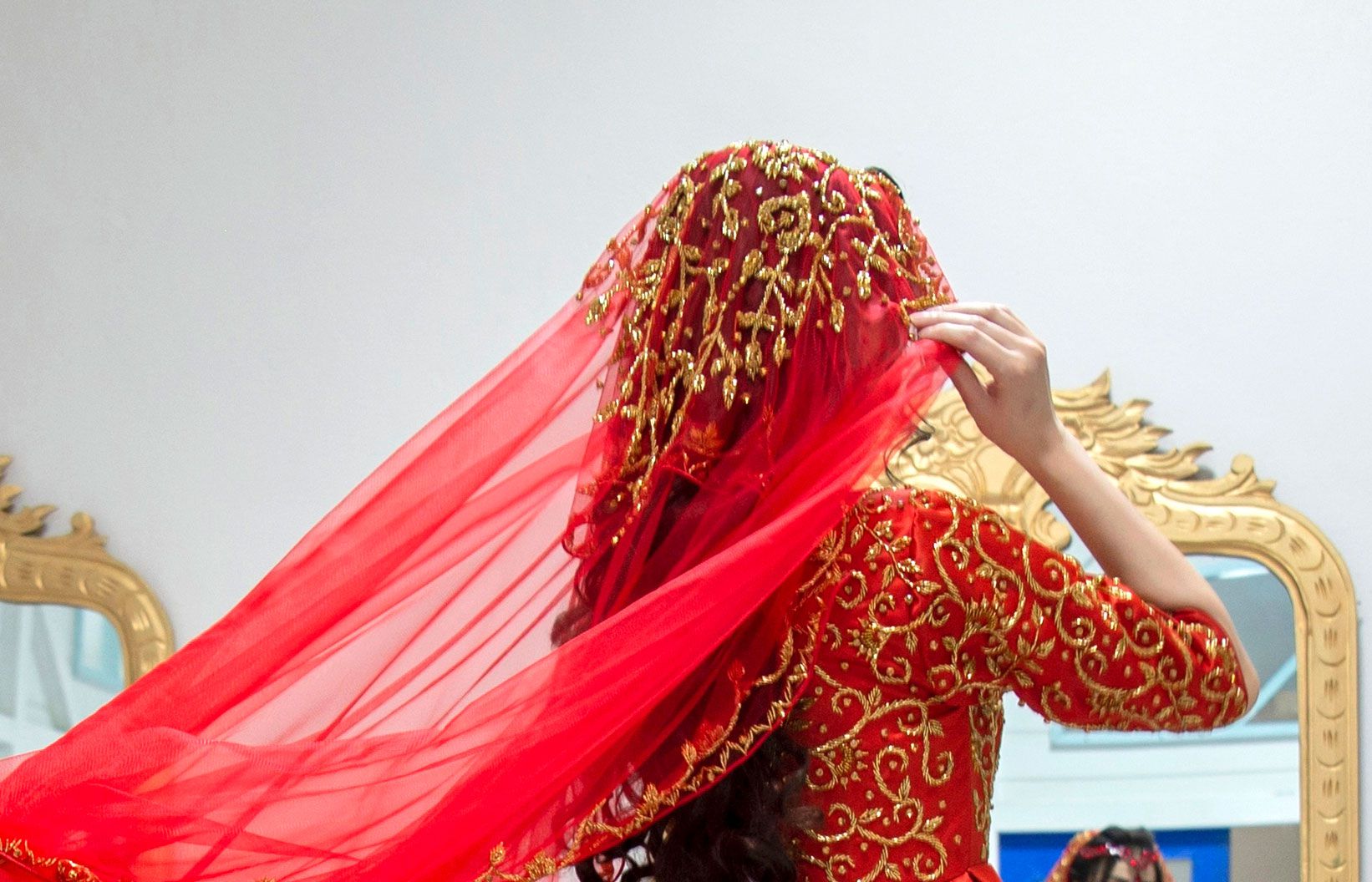 Naiset ryntäsivät talibanin kieltämiin kauneussalonkeihin kokemaan viimeisen hemmottelunsa