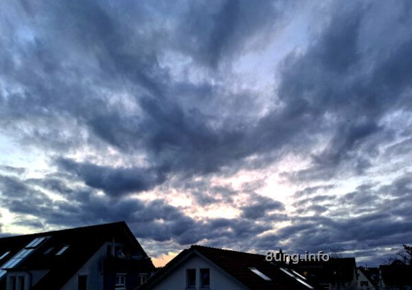 Wetterprognose Juni 2024 mit den 12 Rauhnächten - dunkle Wolken türmen sich am Abendhimmel