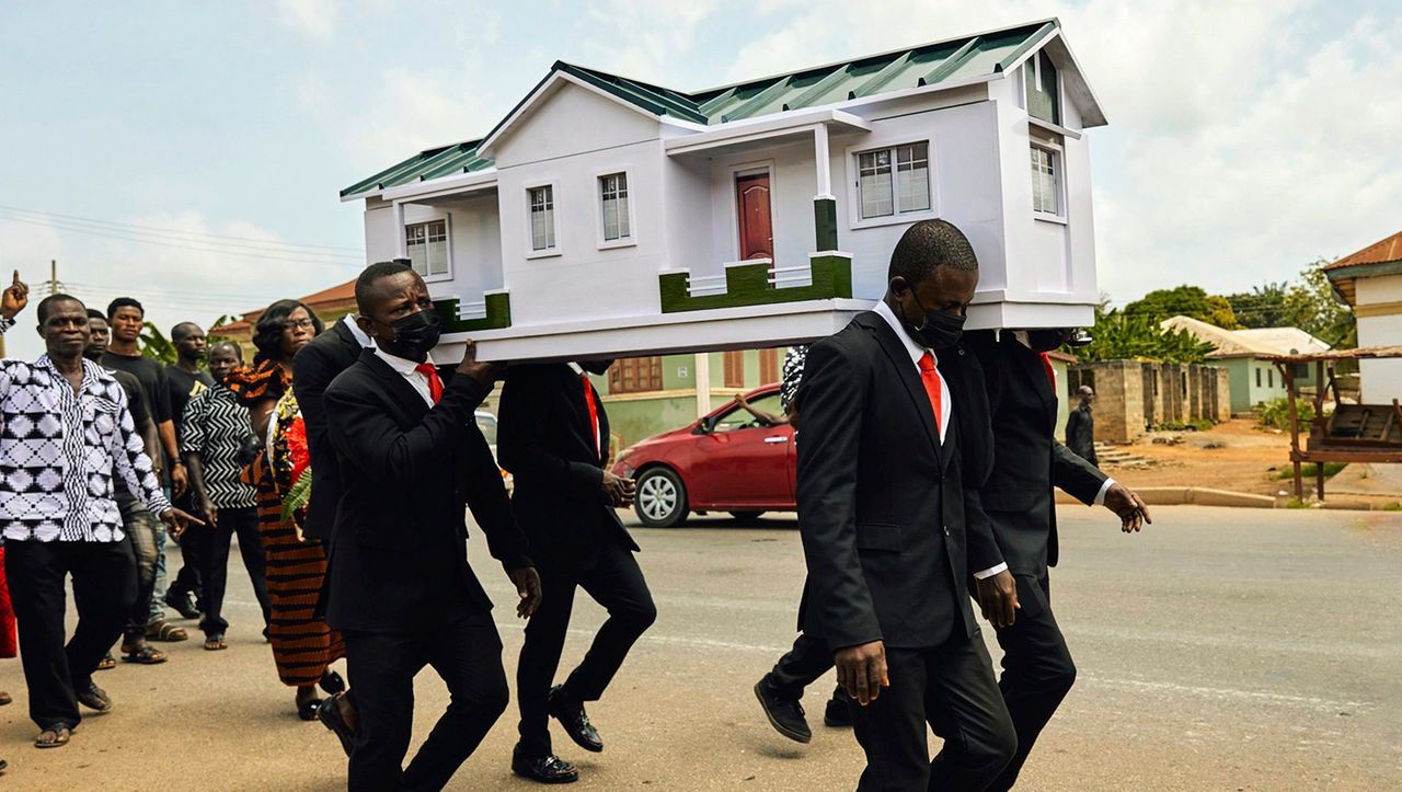 Beerdigung in Ghana: Wo das Begräbnis zum fröhlichen Spektakel wird