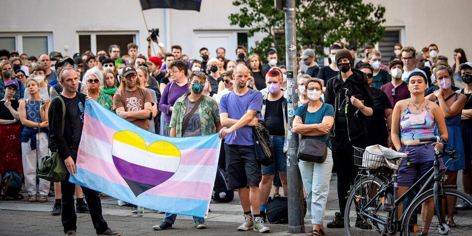 Demo gegen Queerfeindlichkeit: Angriff auf trans Frau verstört
