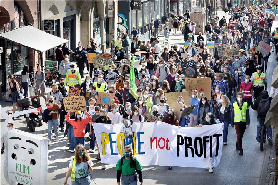 Klimaschutz statt Krieg: Über 2000 demonstrierten in Tübingen