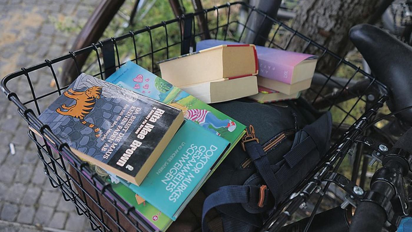 Drehkreuz für Lesestoff: Reportage über einen Bücherschrank in Neukölln