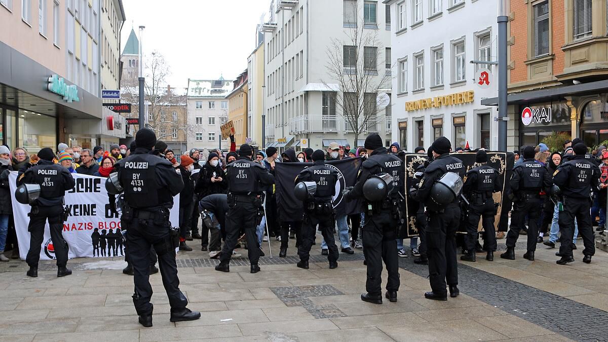 'Bunt statt Braun' in Schweinfurt: Mehr als 100 Menschen demonstrieren gegen den rechtsextremen 'III. Weg'