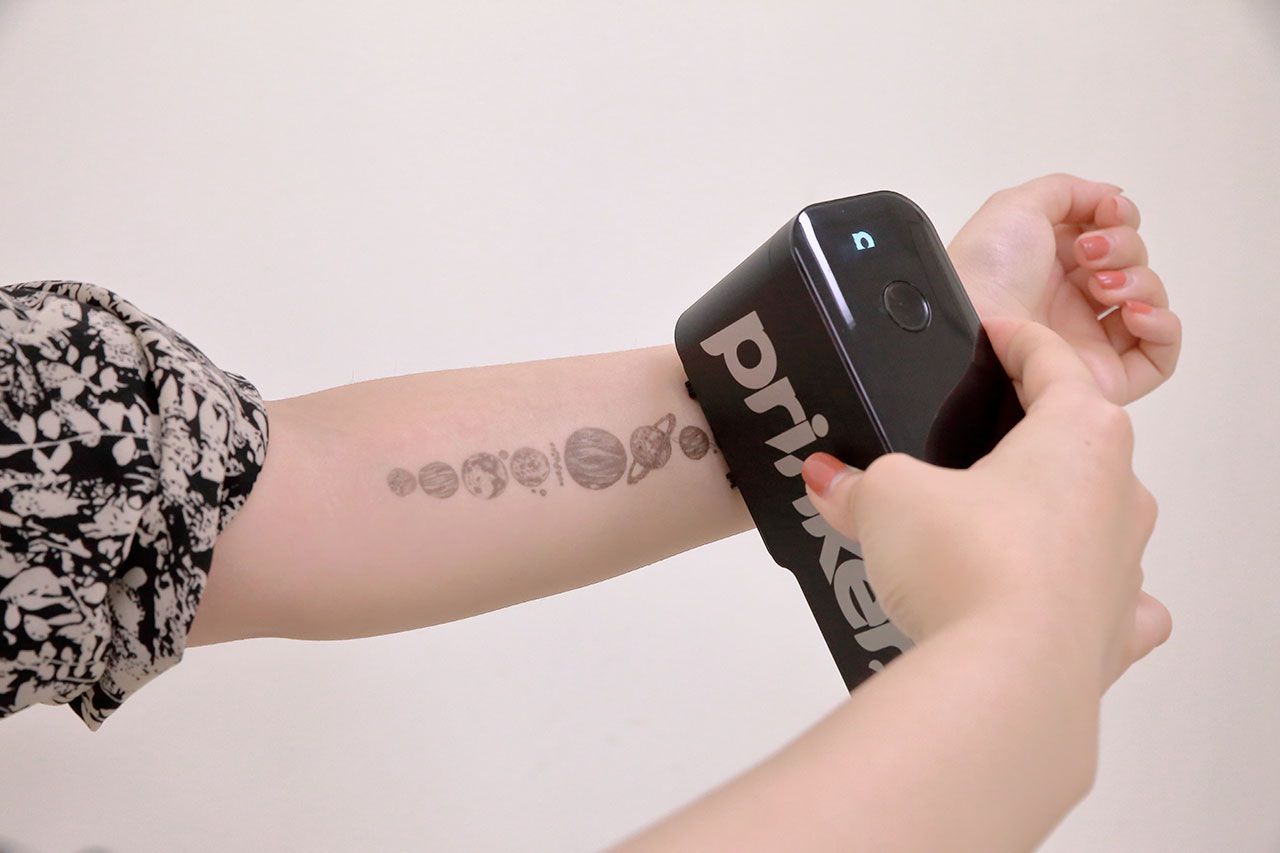 Prinker : le premier appareil à tatouage éphémère est disponible en France