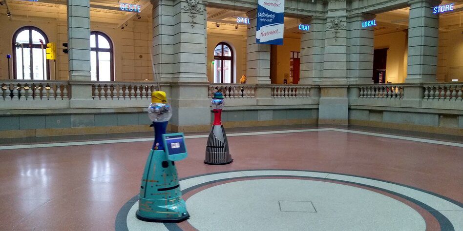 Roboter Rallye im ehemaligen Postmuseum: Robotermädchen und Briefmarken