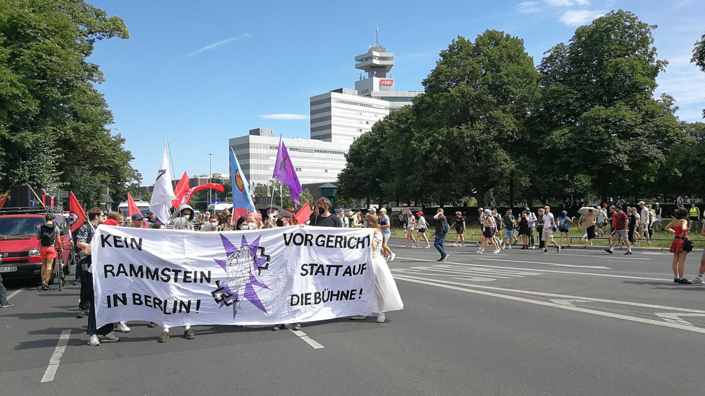 Gegenseitige Provokation vor Konzert in Berlin: Rammstein-Fans treffen auf Protest gegen Till Lindemann