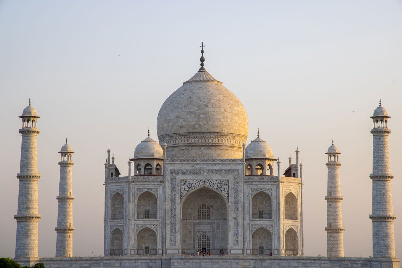 Agra Taj Mahal bei Sonnenaufgang — Ein perfektes Meisterwerk der islamischen Architektur