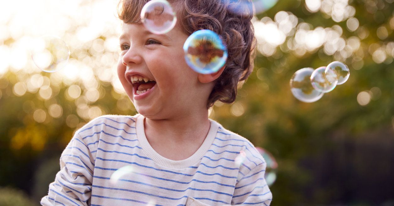 Tag des Lächelns: Warum Kinder öfter lachen? - Was wir von unseren Kindern lernen können
