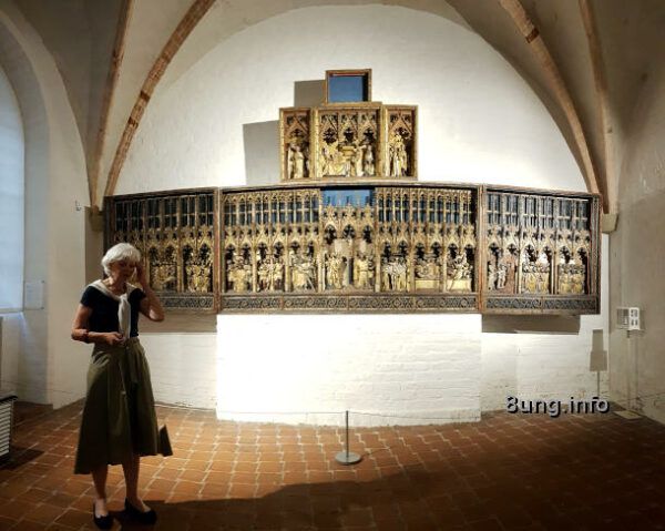 Triptychon in Lübeck im St. Annen Museum: Dr. Dagmat Täube vor dem  Altarbild mit den 12 Stationen des Kreuzweges