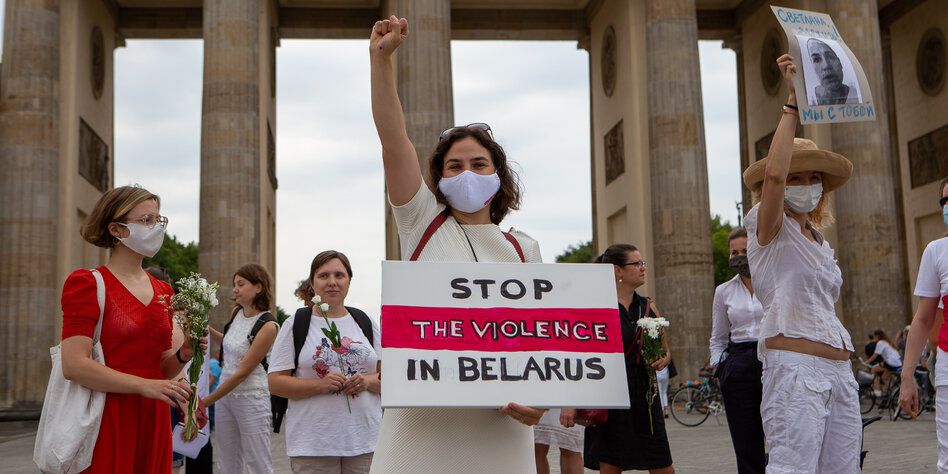 Aktion für Belarus in Berlin: Solidarität in Rot und Weiß