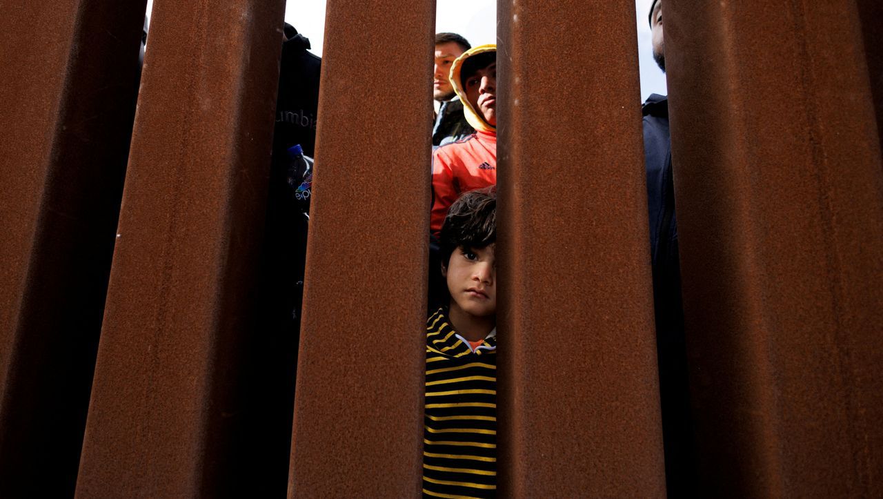 Mexiko: Migranten an US-Grenzzaun - "Manche Menschen sind schon sieben Tage hier"