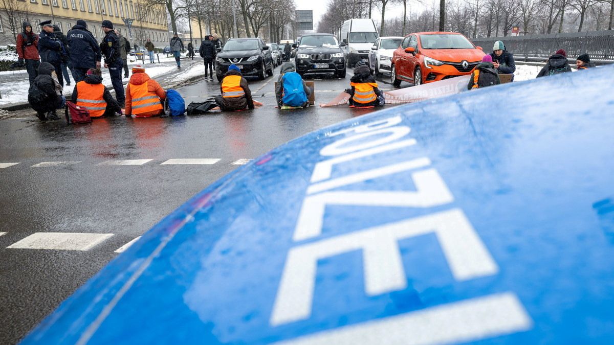Klima-Demonstranten der "Letzten Generation" blockieren erneut Straße in Leipzig