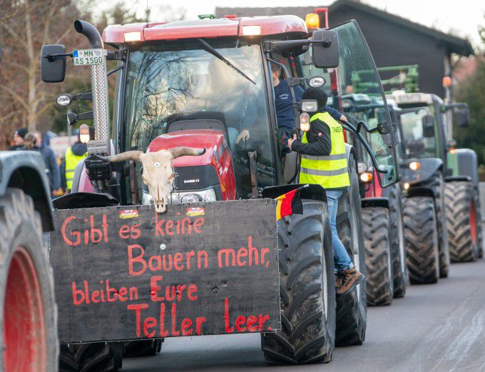 Ermahnung Bayrische Bauern fahren in Gnzburg gegen die Sparplne der Regierung auf die Strae