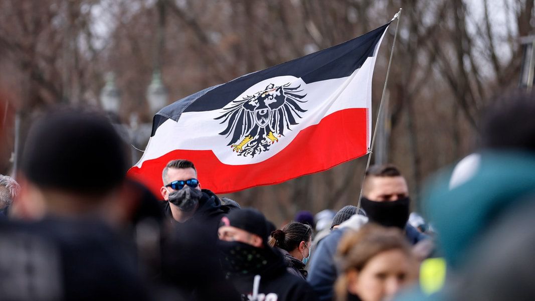  Mutmaßliche Reichsbürger vor Gericht – Hintergrund ("Unser Thema" NDR 1 Niedersachsen)