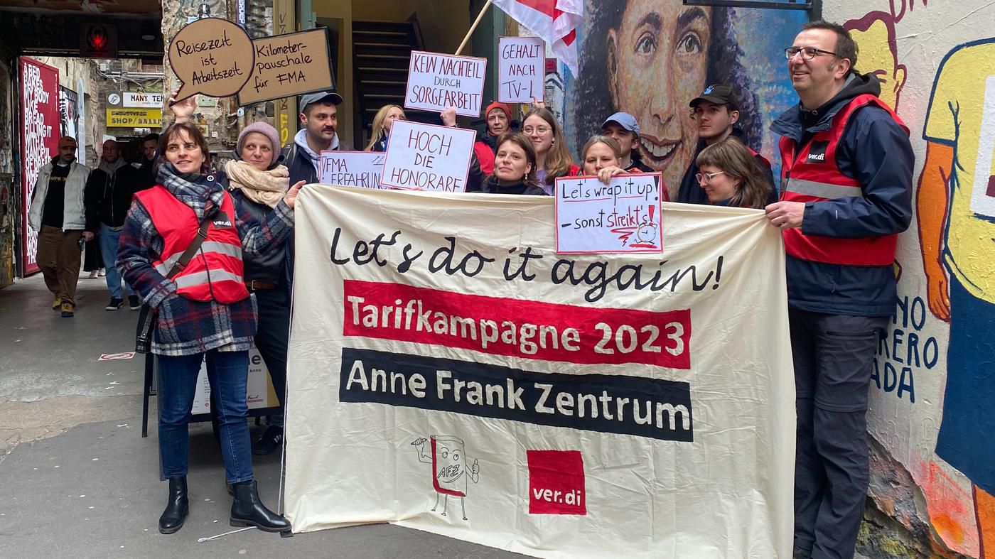 Protest in Berlin-Mitte: Beschäftigte des Anne Frank Zentrums fordern gerechtere Arbeitsbedingungen