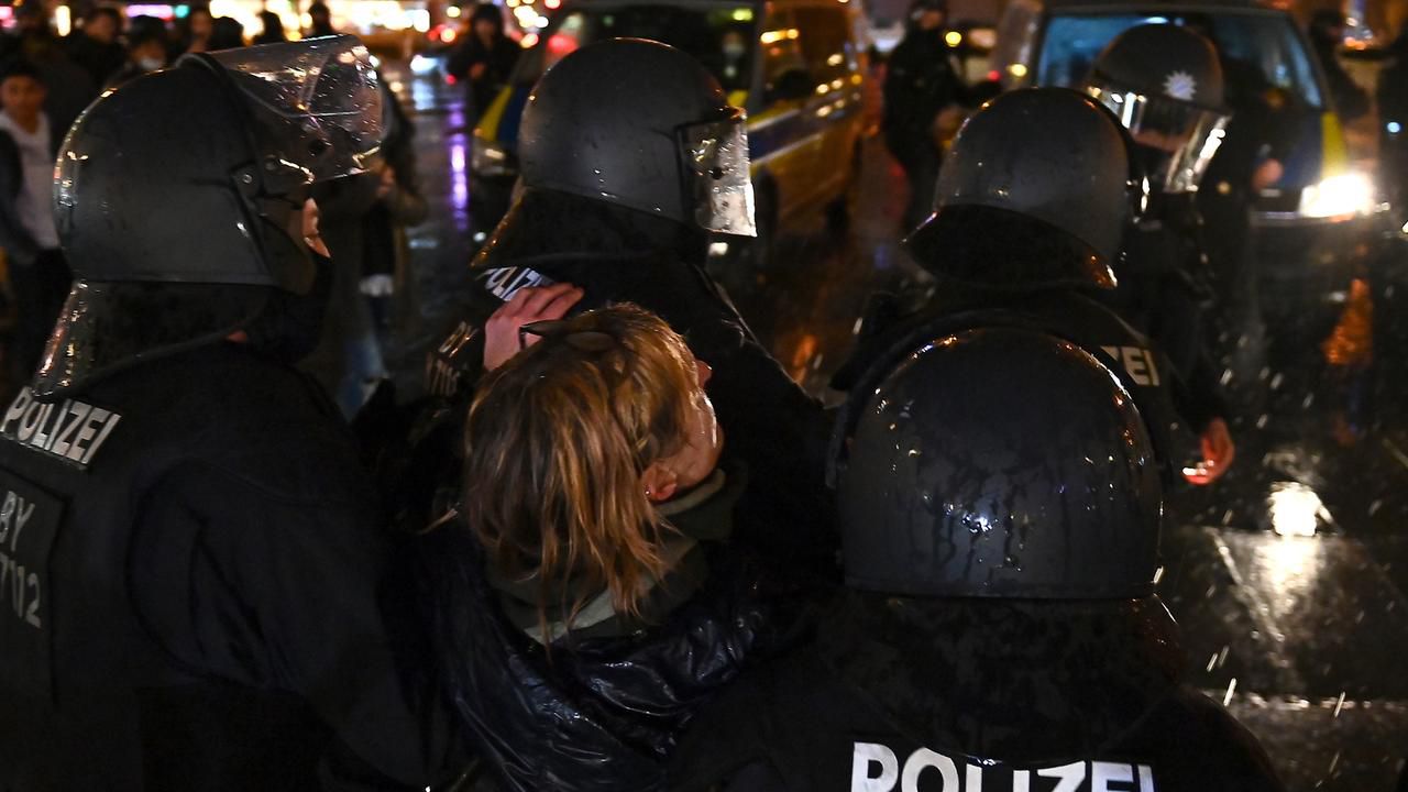 Reichsbürger und Corona-Demos: Polizei als Feind