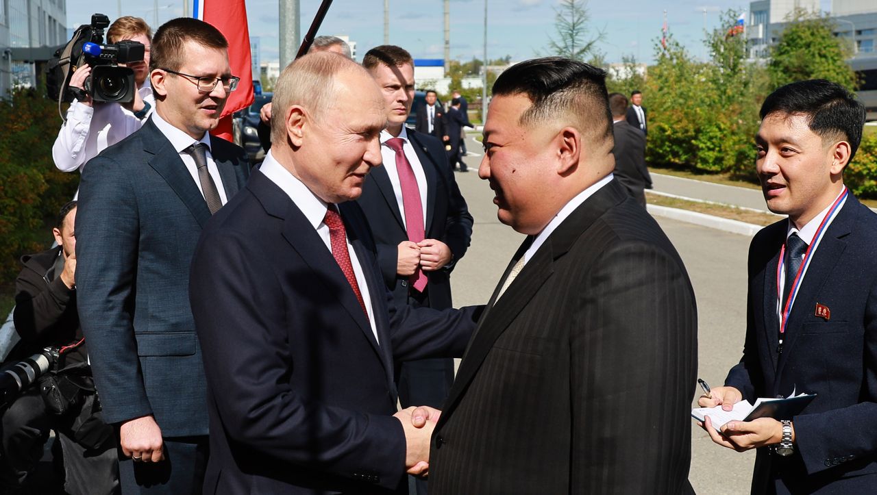 Putin trifft Kim am Weltraumbahnhof: Der 40-Sekunden-Handschlag
