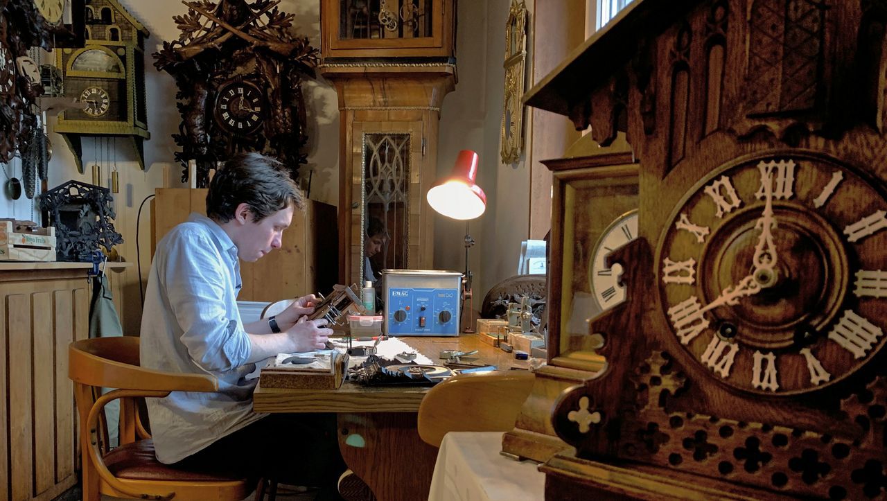 Hobby-Uhrmacher Lucas Rupprecht: Dieser 24-Jährige rettet antike Kuckucksuhren