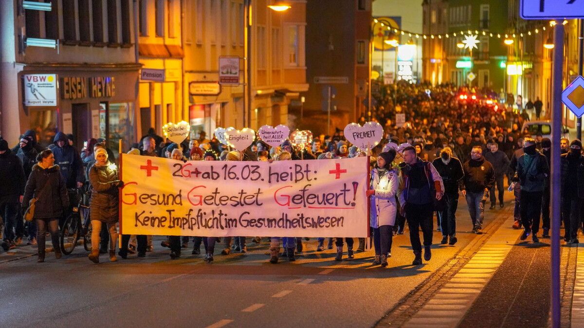 Corona-Protest: "Darum laufen wir montags mit"