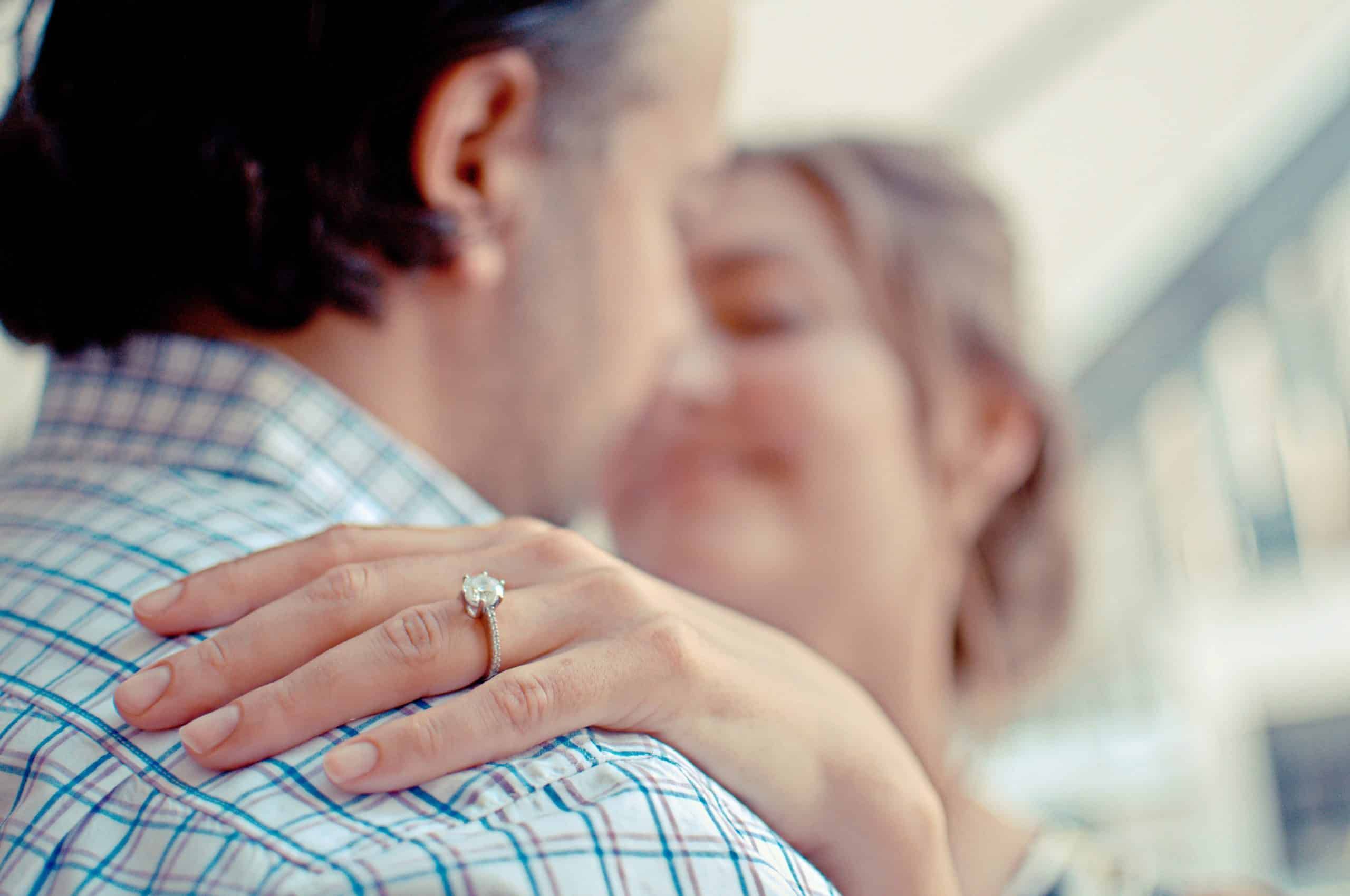 Ring beim Hochzeitsantrag: Worauf muss man beim Verlobungsring achten?