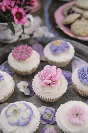 Cupcakes decorated with flowers - Edible floral treats
