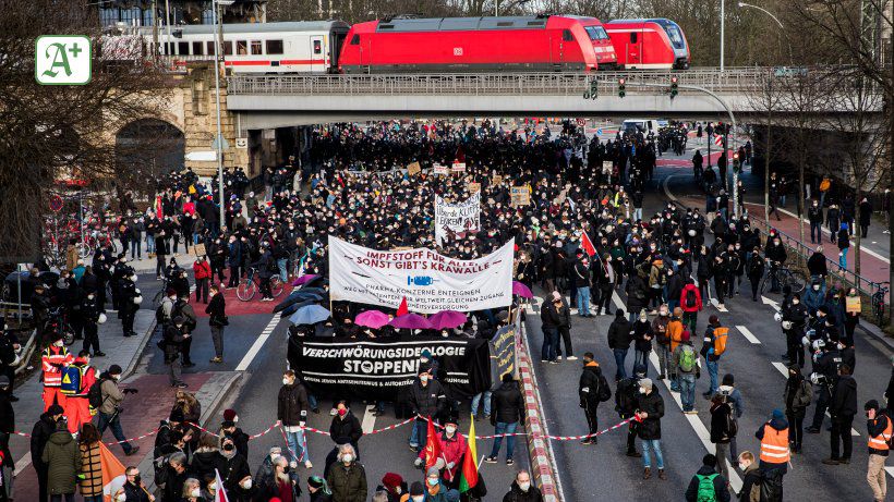 Tausende bei Gegen-Demo in Hamburg - Polizei stoppt Querdenker