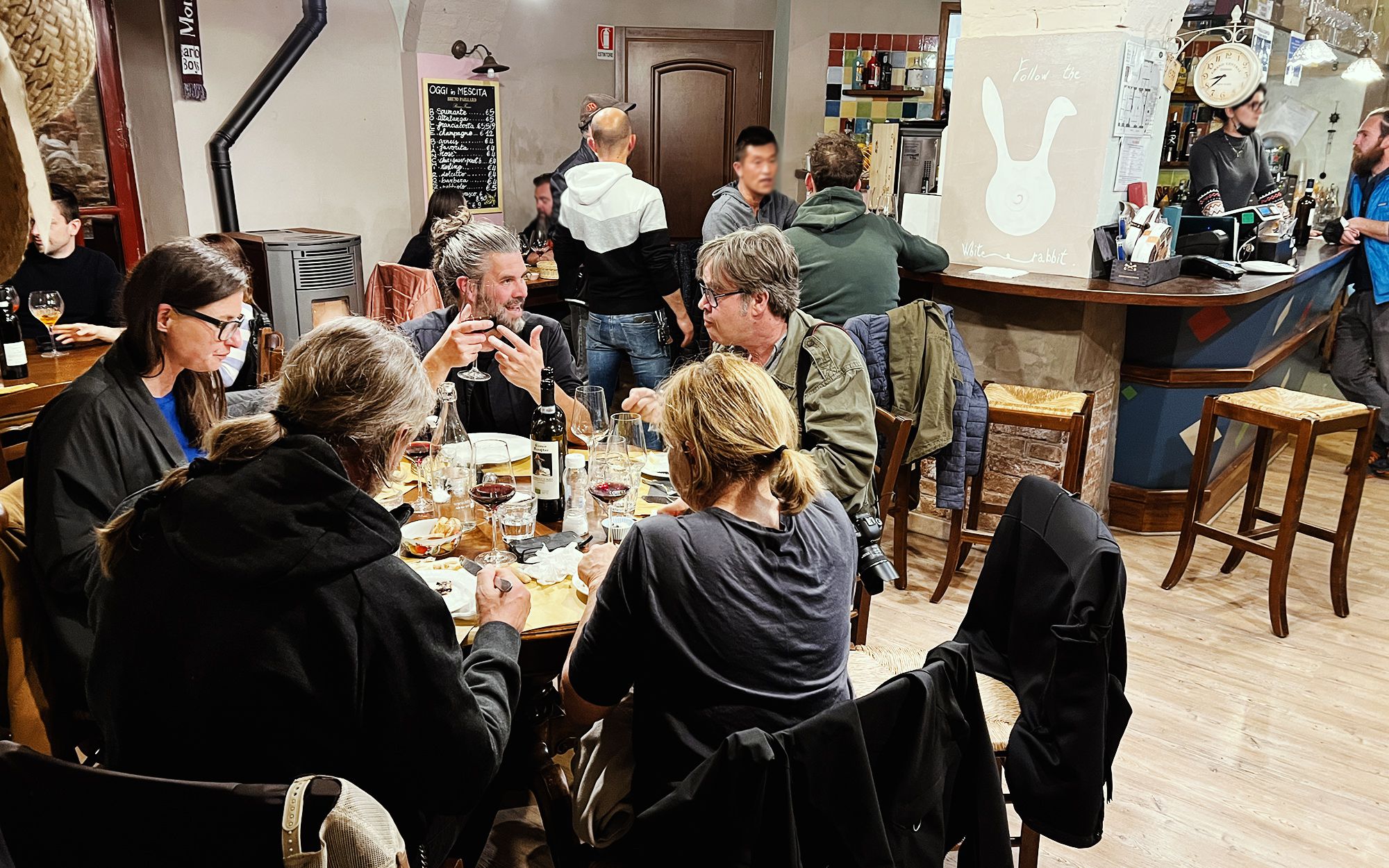 Piemontesische Küche, Wein und Livemusik: in der Barolo Bar trifft sich Monforte