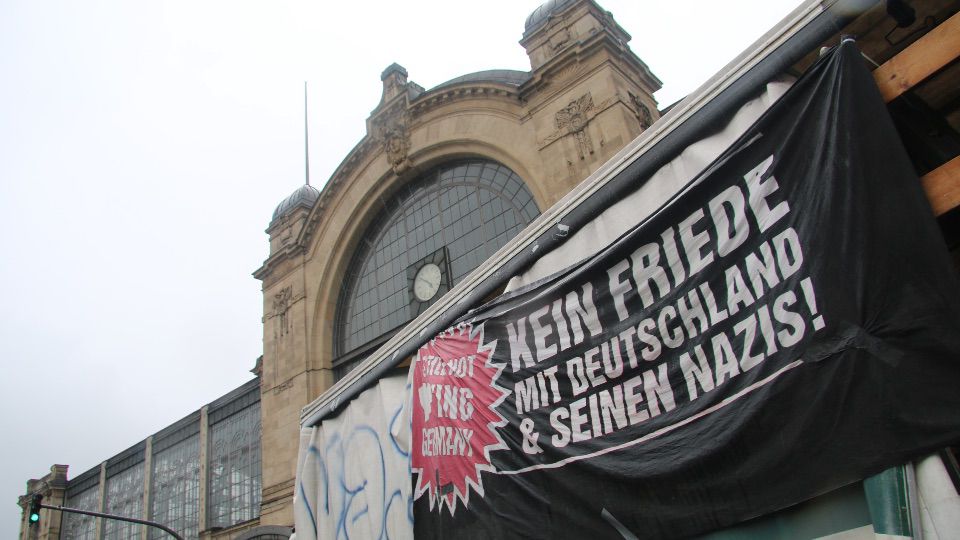 Aufklärung statt Verschwörung - Protest gegen Anti-Corona-Demos in Hamburg