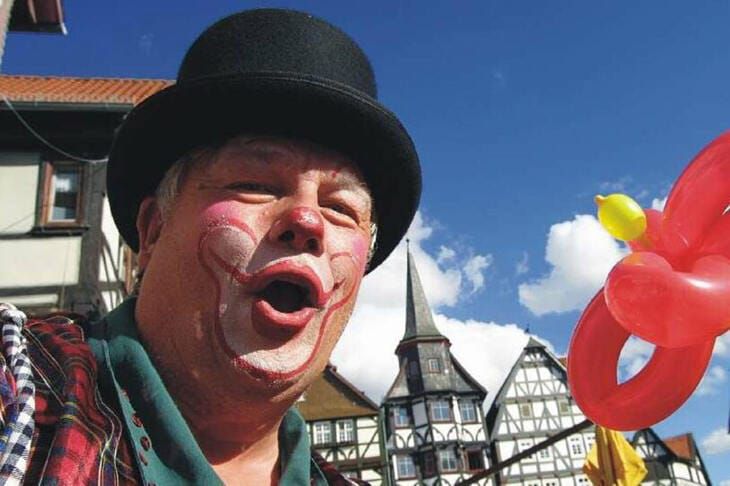 Toni Clowni & sein Luftballonzoo kam 2022 um viele aufgeblasene Luftballons zu kleinen niedlichen Tierchen formen und verschenken | (c) Stadt Borken