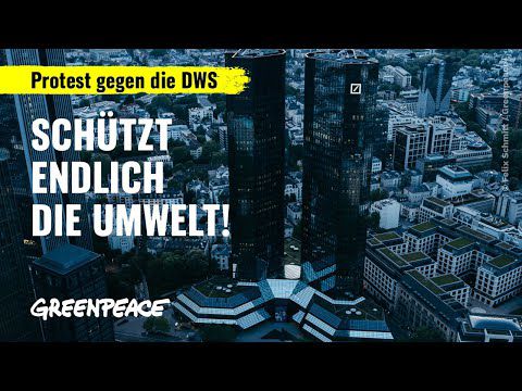 Protest gegen die DWS I Aktivist:innen steigen auf Deutsche-Bank-Zentrale in Frankfurt