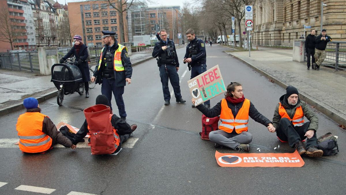 Aktivisten der "Letzten Generation" blockieren Straße in Leipzig