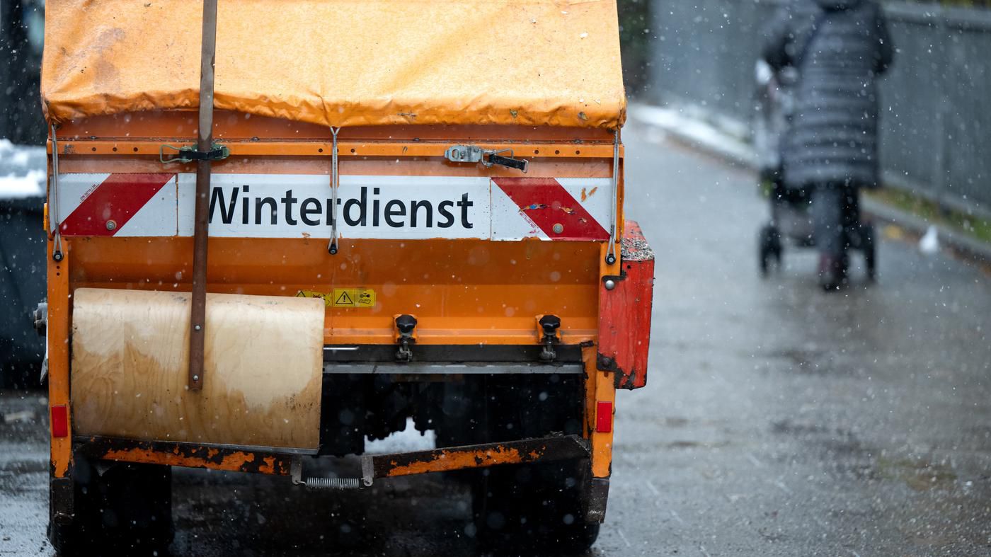 Winterdienst in Berlin: Wer den Schnee räumen muss - und wo man vereiste Gehwege melden kann