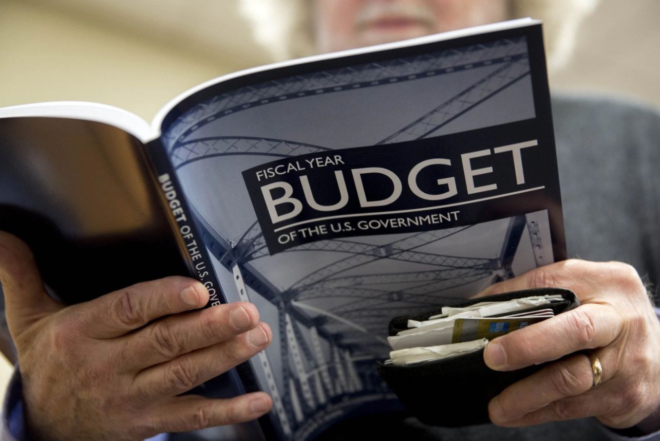Бюджетный дефицит США в этом финансовом году снизился наполовину