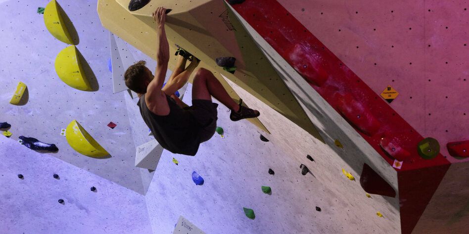 Bouldern in der Halle: Zwischen Fußgeruch und Seelenheil