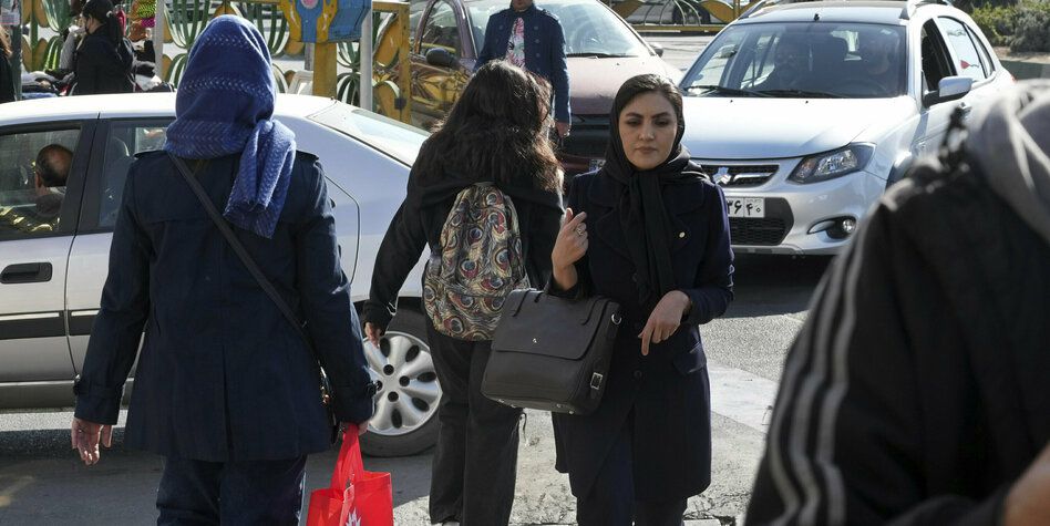 Reformkosmetik in Iran: Sittenpolizei weg, „Sitten" bleiben