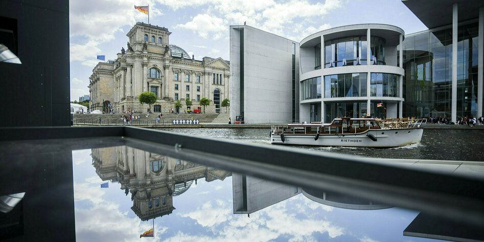 Mit Haupt­schulabschluss im Bundestag: 
Ständig lückenhafte Vertretung