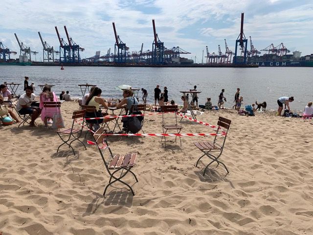 Am Elbstrand: Kleinkind krabbelt in heiße Grillkohle