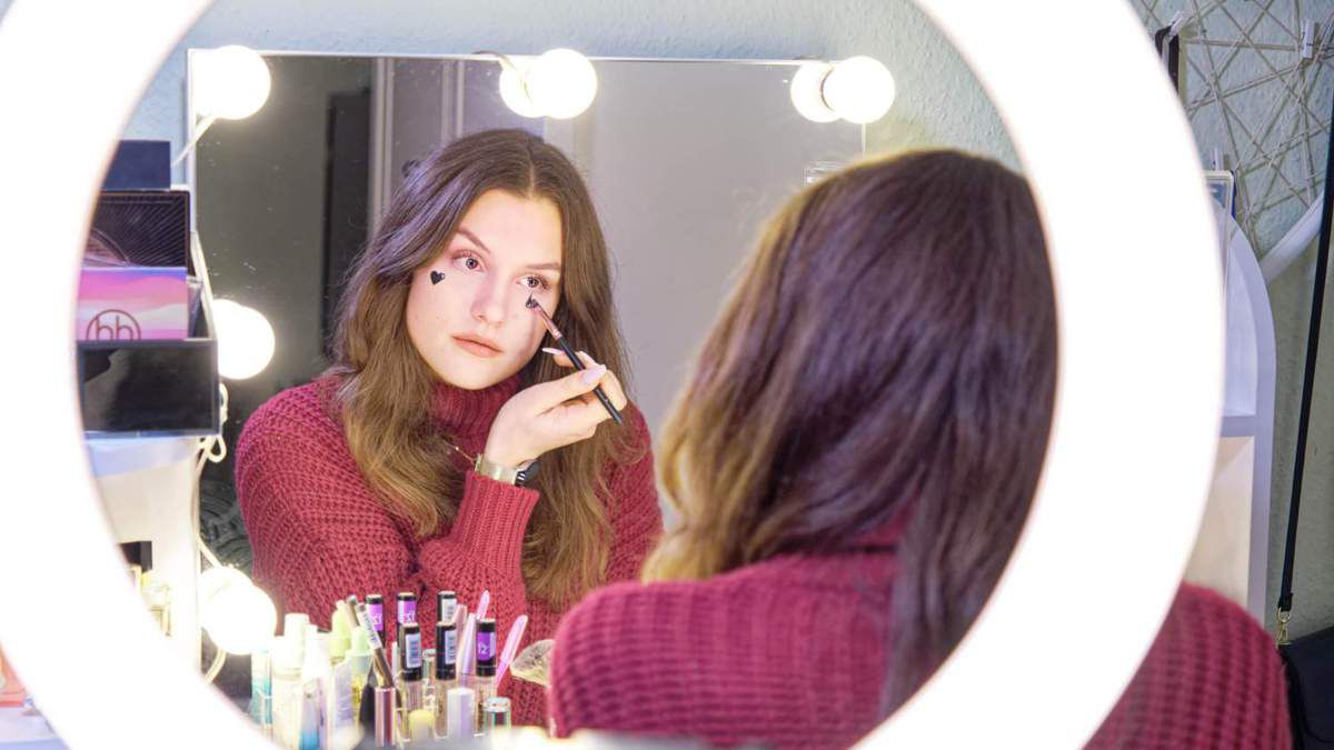 Make-up: Jasmin Jutzas aus Delmenhorst schminkt außergewöhnliche Looks - WESER-KURIER