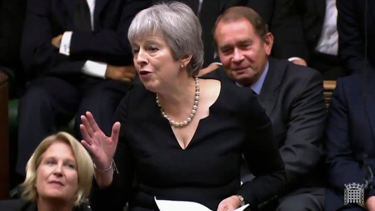 Queen-Gedenken im Unterhaus: Als Theresa May der Käse vom Teller fiel