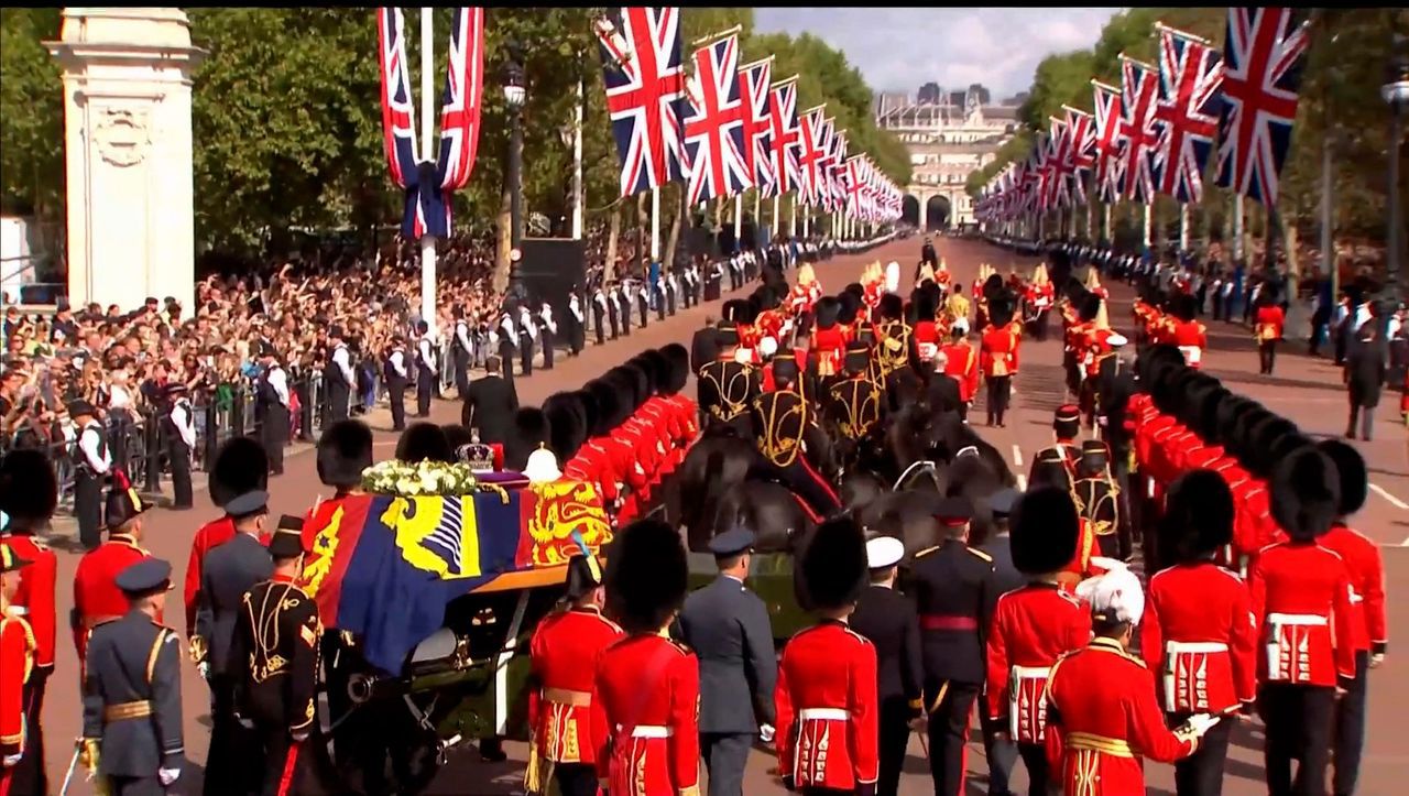 Trauerprozession in London: Sarg der Queen nach Westminster überführt