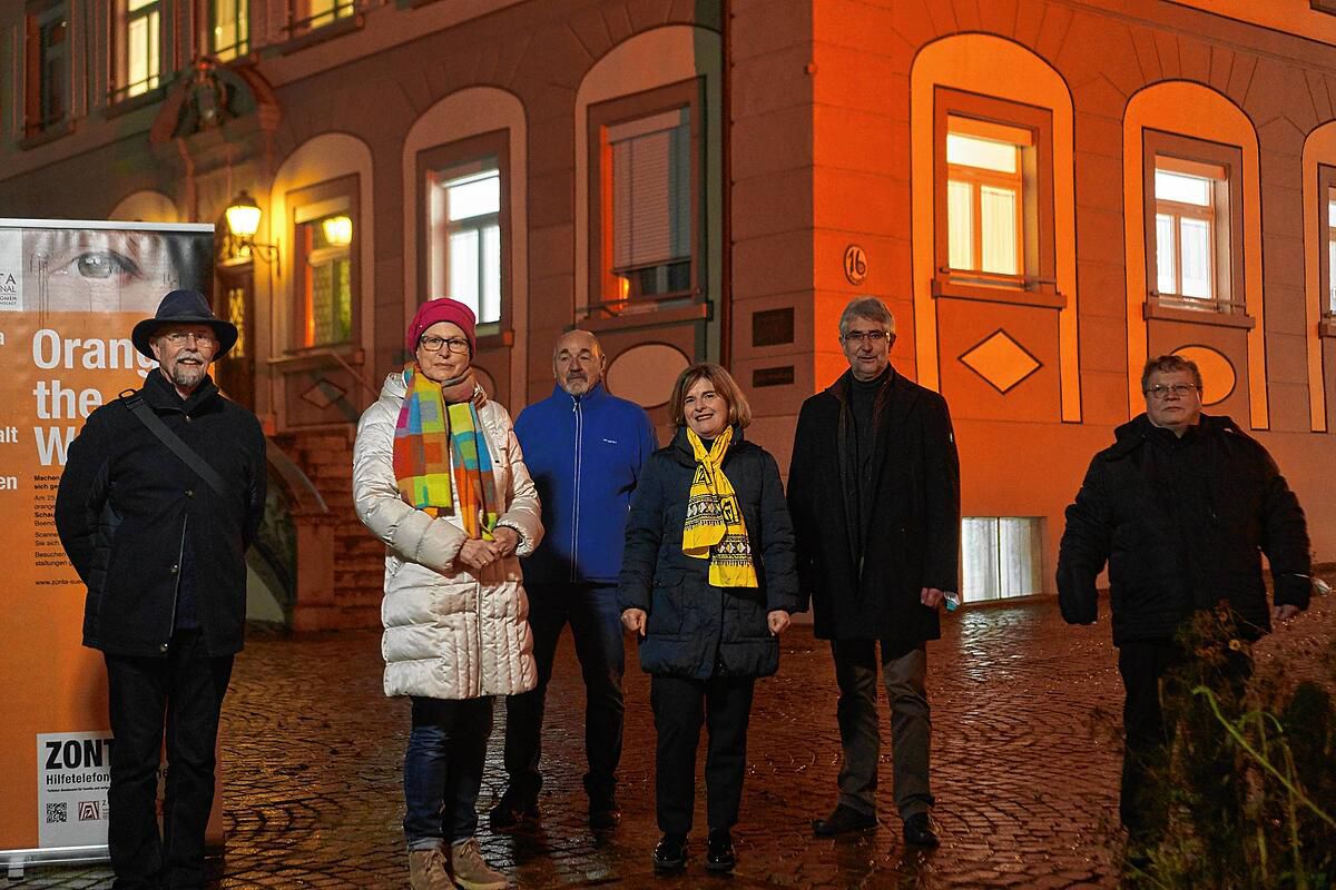 Leuchtzeichen in Wehr gegen Gewalt an Frauen