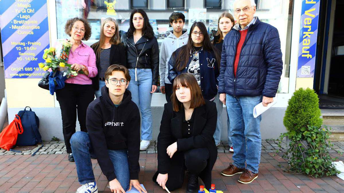 Woche gegen Rassismus: Jugendliche putzen Stolpersteine in Delmenhorst - WESER-KURIER