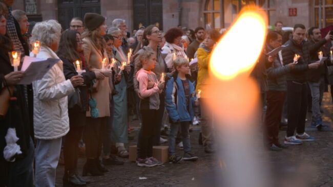 Dsingt Menschen singen mit Kerzen | (c) Initiative „3. Oktober – Deutschland singt“