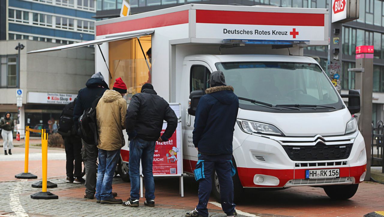 Hilfebus für Obdachlose - Zwei Euro für eine Mahlzeit, "das reicht niemals"
