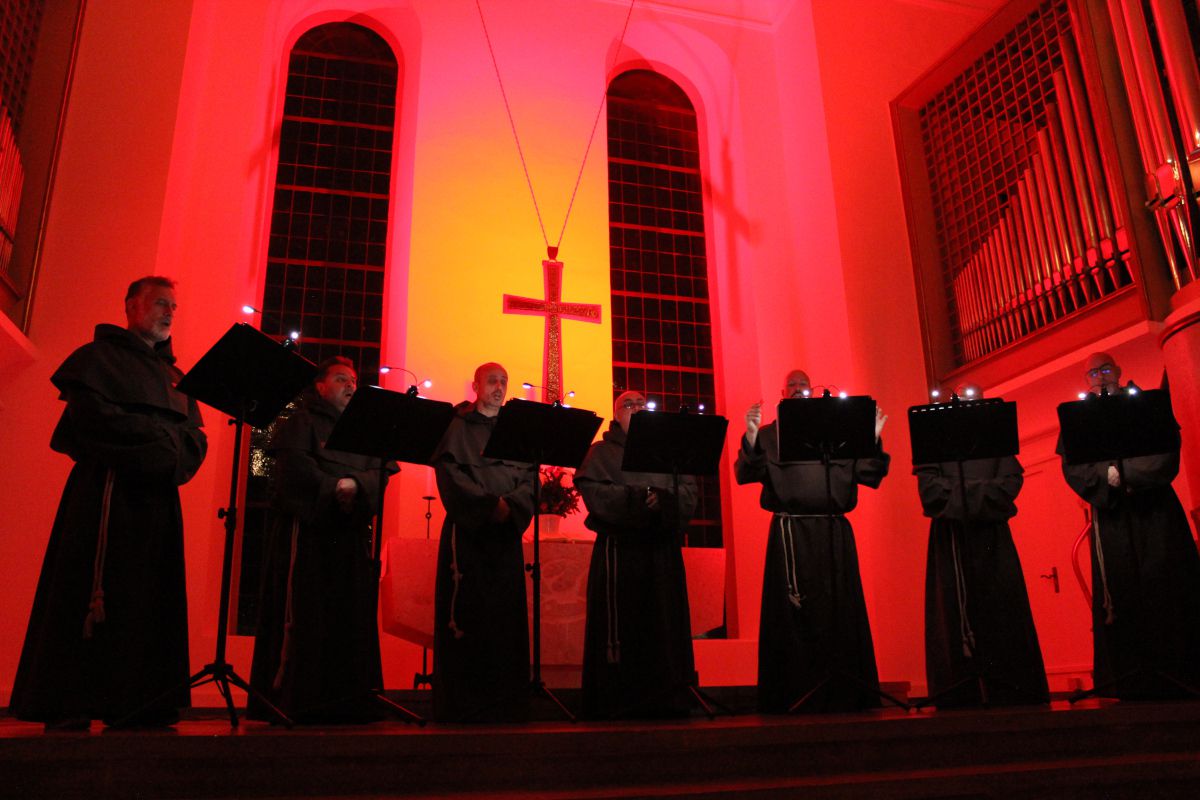 Magischer Gregorianischer Gesang erfüllt die Lutherkirche in Kirchen/Sieg