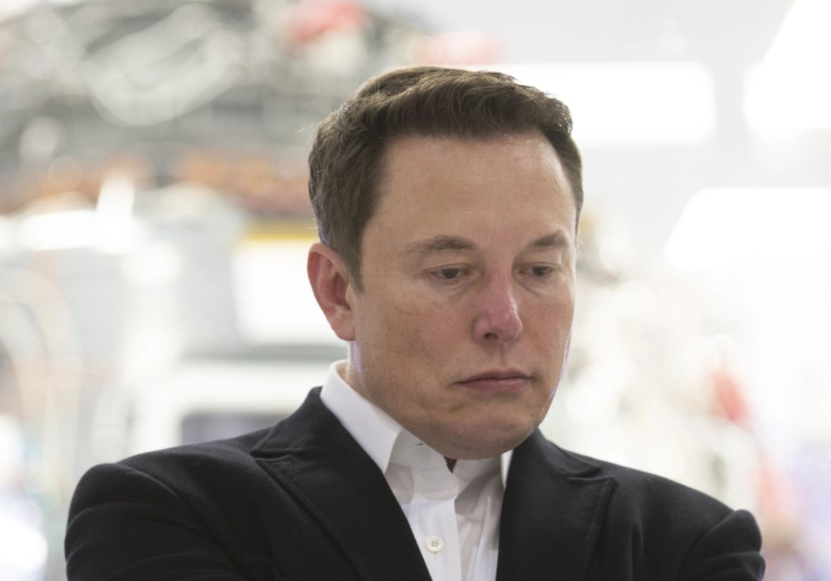 Илон Маск обеднел на $91 млрд на падении акций Tesla