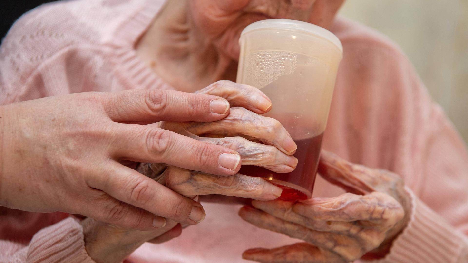 Tarifpflicht in Kraft getreten - Höhere Löhne gegen den Personalmangel in der Altenpflege