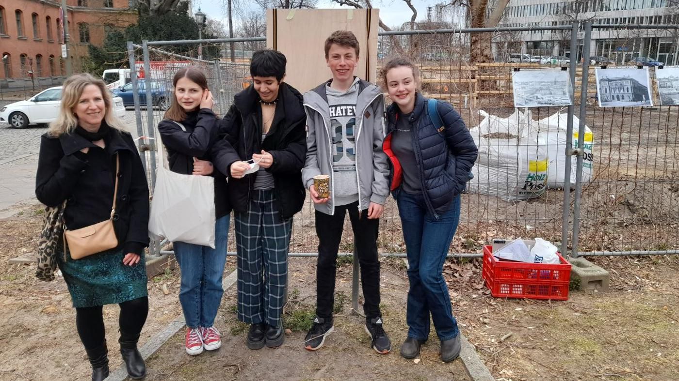 Gegen das Vergessen: Wie Berliner Schüler sich für die Wiederaufstellung einer Gedenktafel in Moabit einsetzen