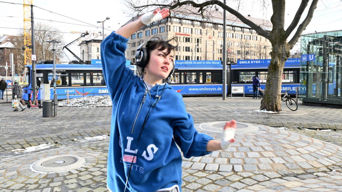 München: Münchner Künstlerin tanzt im öffentlichen Raum