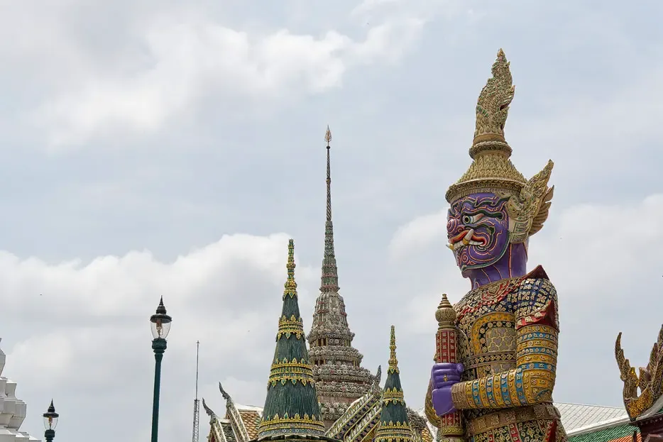 Bangkok: golden glitzernde Tempel und eine romantische Bootsfahrt bei Nacht